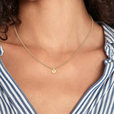 Ατσάλινο χρυσό κολιέ Tommy Hilfiger 2780850 μήκους 40–50 cm με στρογγυλό κρεμαστό φορεμένο στον λαιμό.