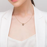 Ροζ χρυσό κολιέ Tommy Hilfiger με στρογγυλό κρεμαστό φορεμένο στον λαιμό.