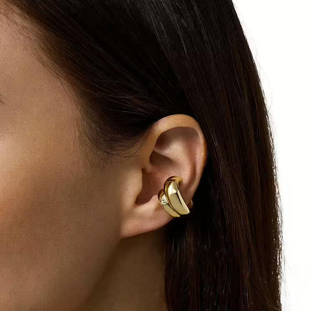 Γυναικείο μονό σκουλαρίκι ear cuff Emporio Armani Trend EGS3192710 φορεμένο στο αυτί, σε χρυσό χρώμα