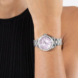 Γυναικείο ρολόι Boss Sage Aqua 1502847 φορεμένο με ασημί μπρασελέ από ανοξείδωτο ατσάλι και ροζ καντράν με ασημί λεπτομέρειες.