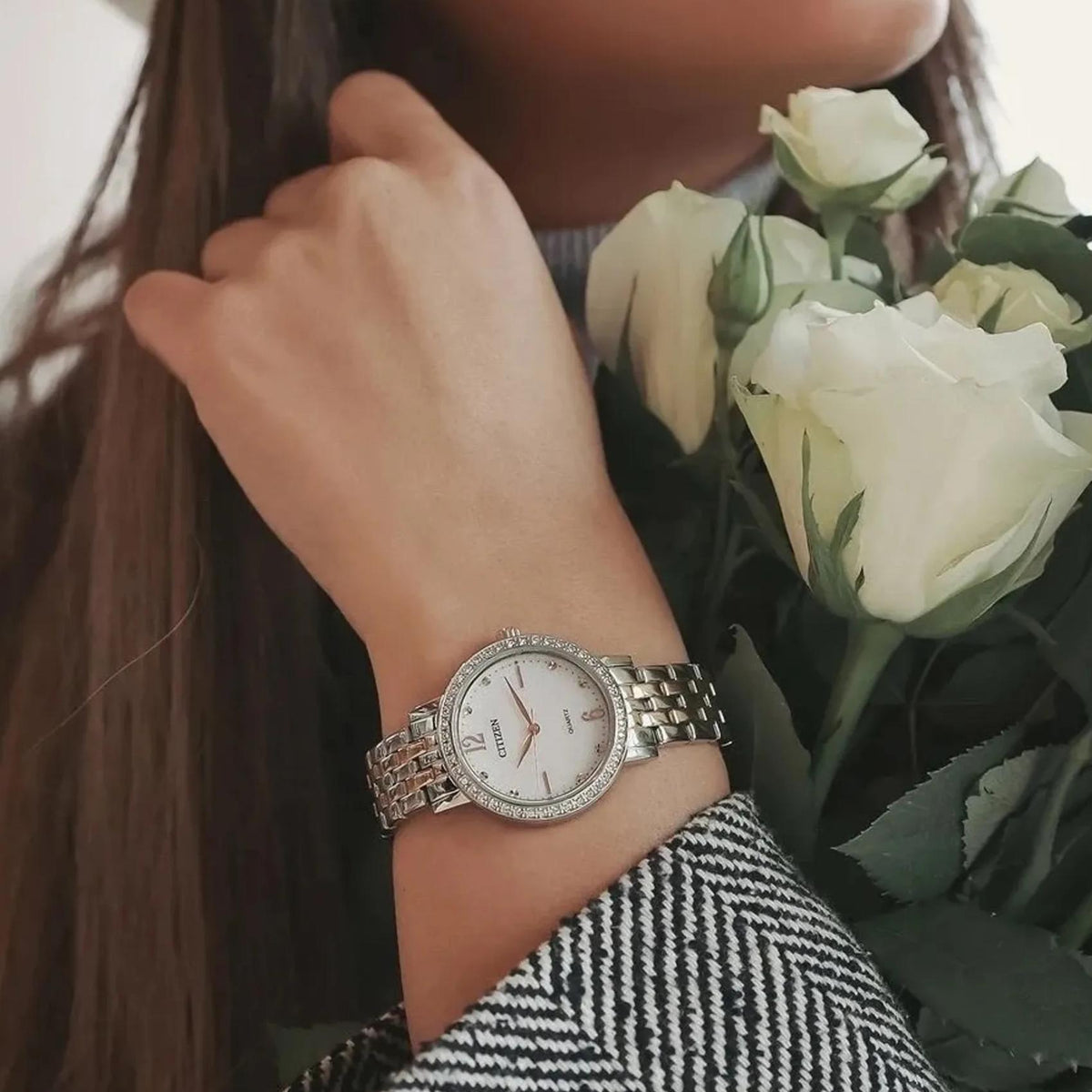 Γυναικείο ρολόι Citizen EL3106-59D με ασημί-χρυσό μπρασελέ και λευκό φίλντισι καντράν φορεμένο στον καρπό