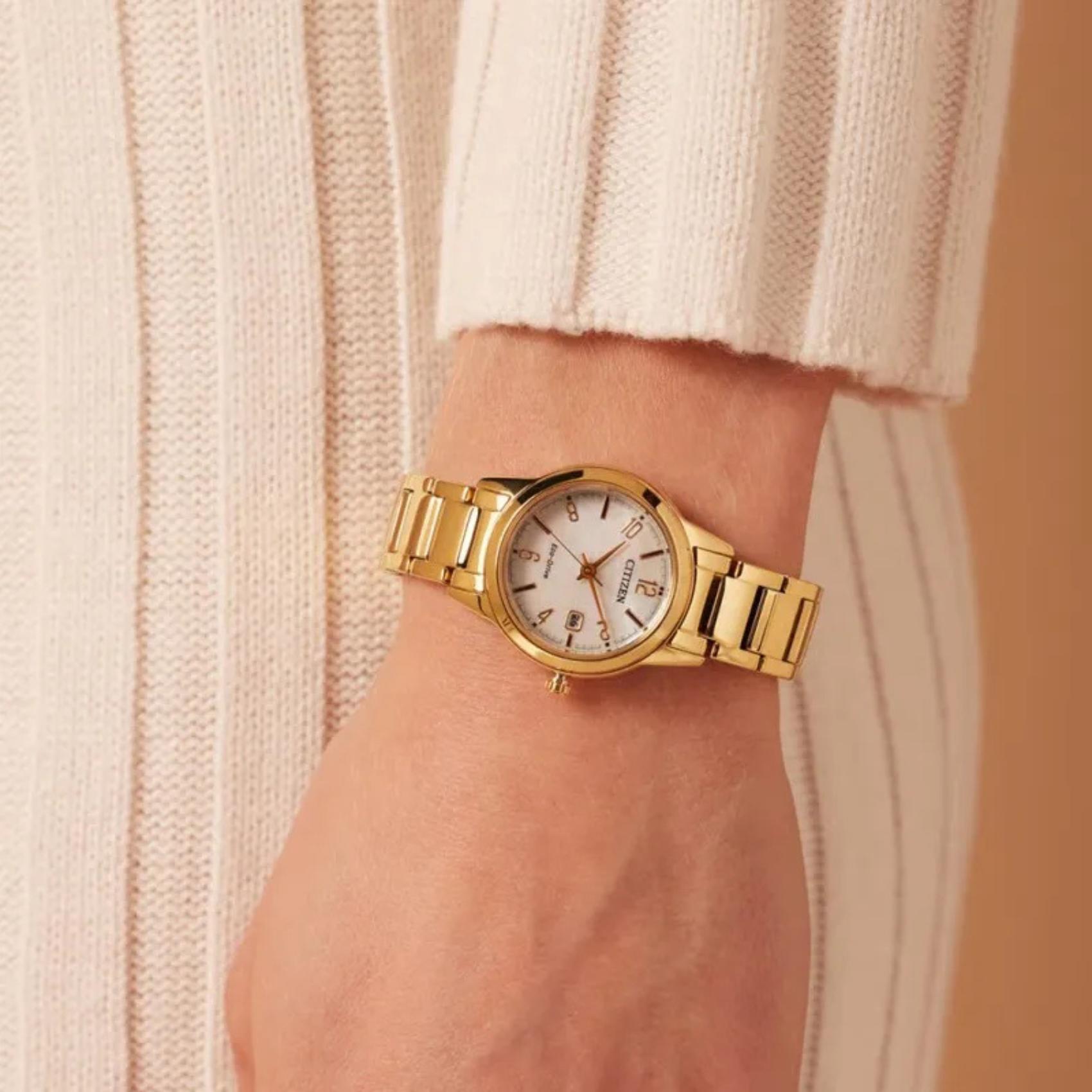 Γυναικείο ρολόι Citizen FE1242-78D με χρυσό μπρασελέ και λευκό φίλντισι καντράν φορεμένο στον καρπό