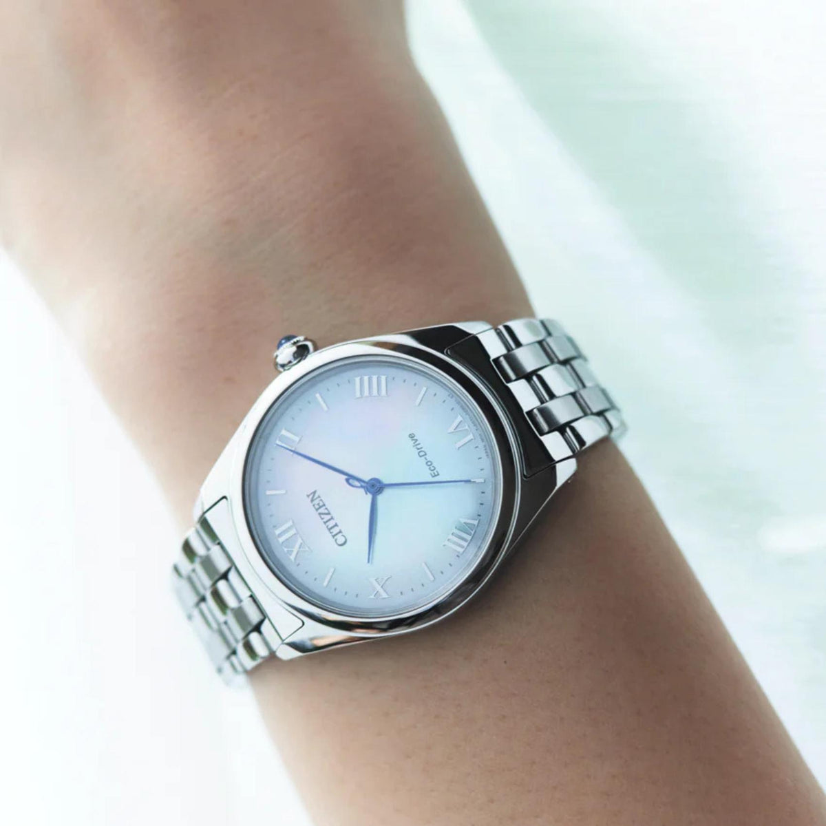 Γυναικείο ρολόι Citizen EM1140-80D με ασημί μπρασελέ και λευκό φίλντισι καντράν φορεμένο στον καρπό