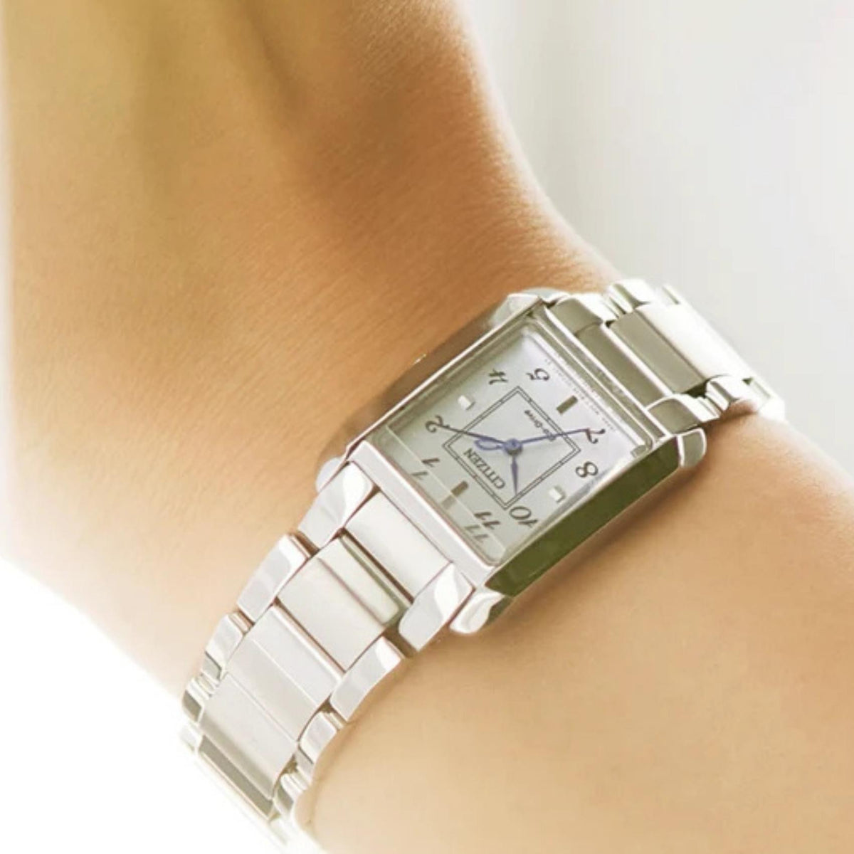 Γυναικείο ρολόι Citizen L EW5600-87D με ασημί μπρασελέ και λευκό φίλντισι καντράν φορεμένο στον καρπό