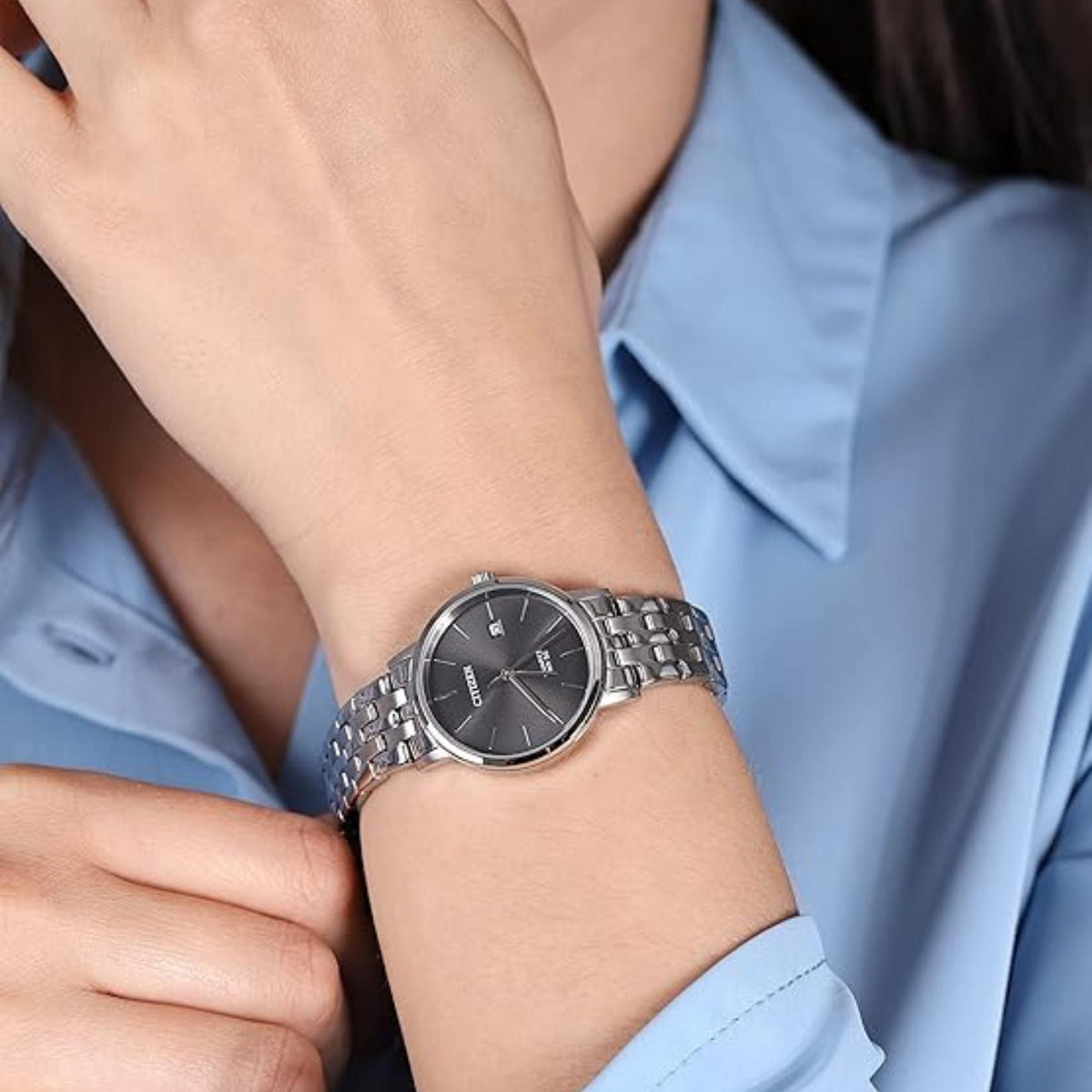 Γυναικείο ρολόι Citizen EU6090-54H με ασημί μπρασελέ και γκρι καντράν φορεμένο στον καρπό