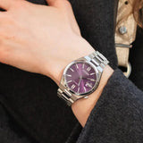 Γυναικείο ρολόι Citizen Tsuyosa NJ0200-50W φορεμένο στον καρπό με ασημί μπρασελέ από ανοξείδωτο ατσάλι.