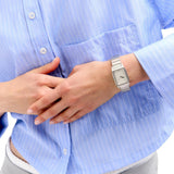 Ρολόι D1 Milano D1-ARBU01 φορεμένο σε γυναικείο καρπό, με ασημί μπρασελέ και ορθογώνια κάσα 23 mm.