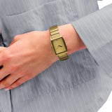 Ρολόι D1 Milano D1-ARBU03 φορεμένο σε γυναικείο καρπό, με χρυσό μπρασελέ και ορθογώνια κάσα Ø23 mm.