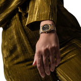 Γυναικείο ρολόι D1 Milano Tone Mellow D1-UHBL03 φορεμένο σε καρπό με κομψό δίχρωμο μπρασελέ.