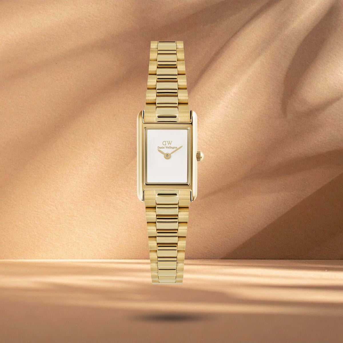Γυναικείο ρολόι Daniel Wellington Bound Mini 3-link DW00100931 με χρυσό ατσάλινο μπρασελέ και λευκό τετράγωνο καντράν μεγέθους 17x26mm.