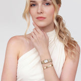 Γυναικείο ρολόι Daniel Wellington Bound Mini Mesh DW00100928 φορεμένο με χρυσό ατσάλινο μπρασελέ και λευκό τετράγωνο καντράν.