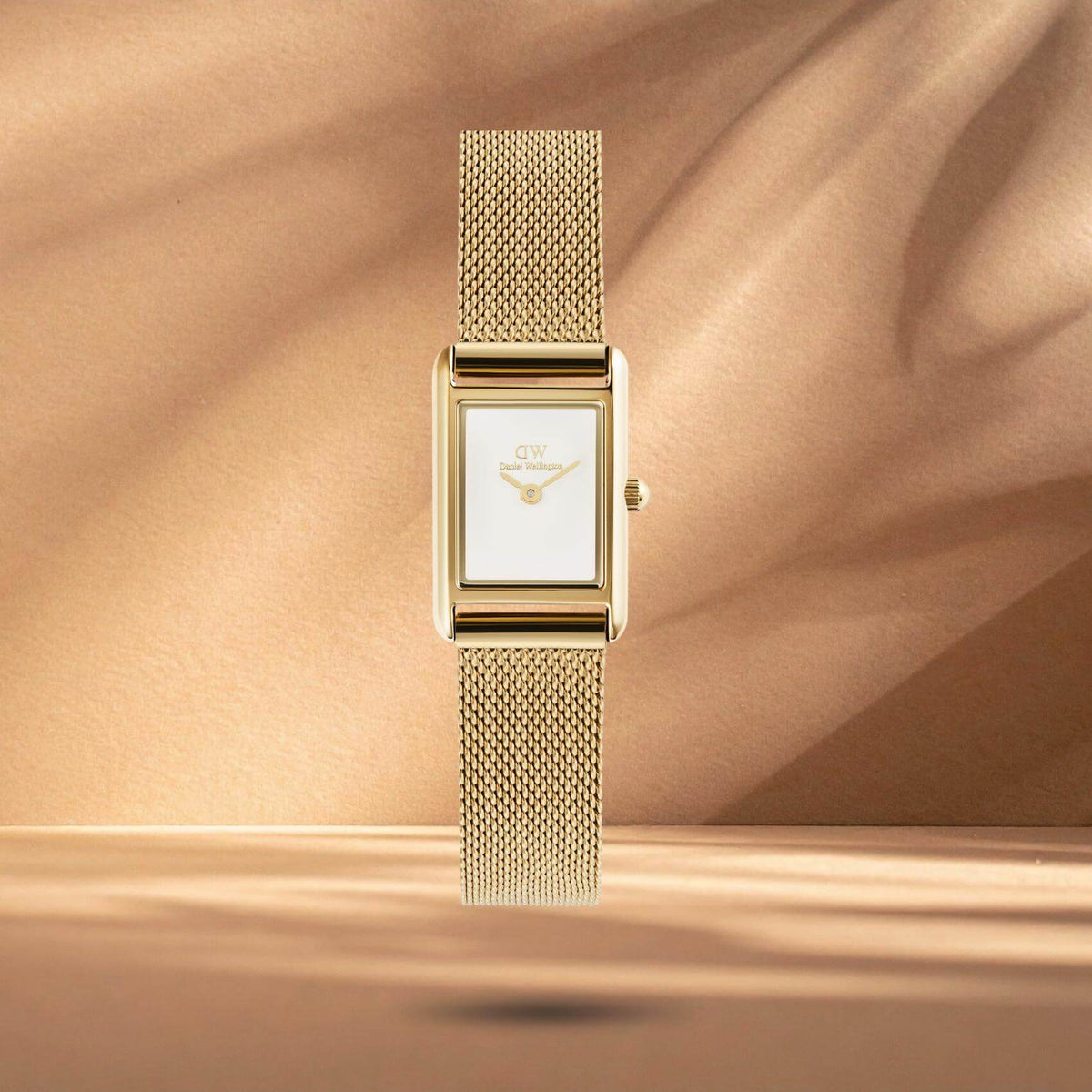 Γυναικείο ρολόι Daniel Wellington Bound Mini Mesh DW00100928 με χρυσό ατσάλινο μπρασελέ και λευκό τετράγωνο καντράν μεγέθους 17x26mm.