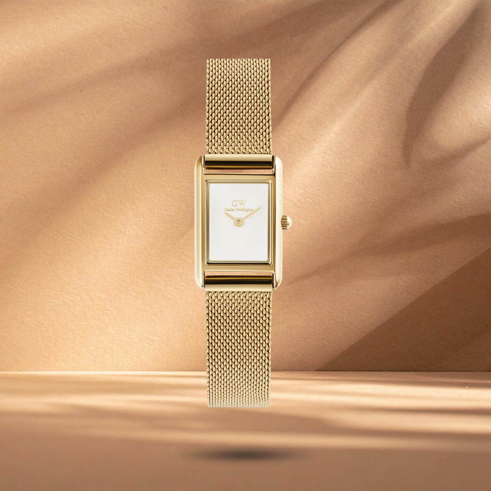 Γυναικείο ρολόι Daniel Wellington Bound Mini Mesh DW00100928 με χρυσό ατσάλινο μπρασελέ και λευκό τετράγωνο καντράν μεγέθους 17x26mm.