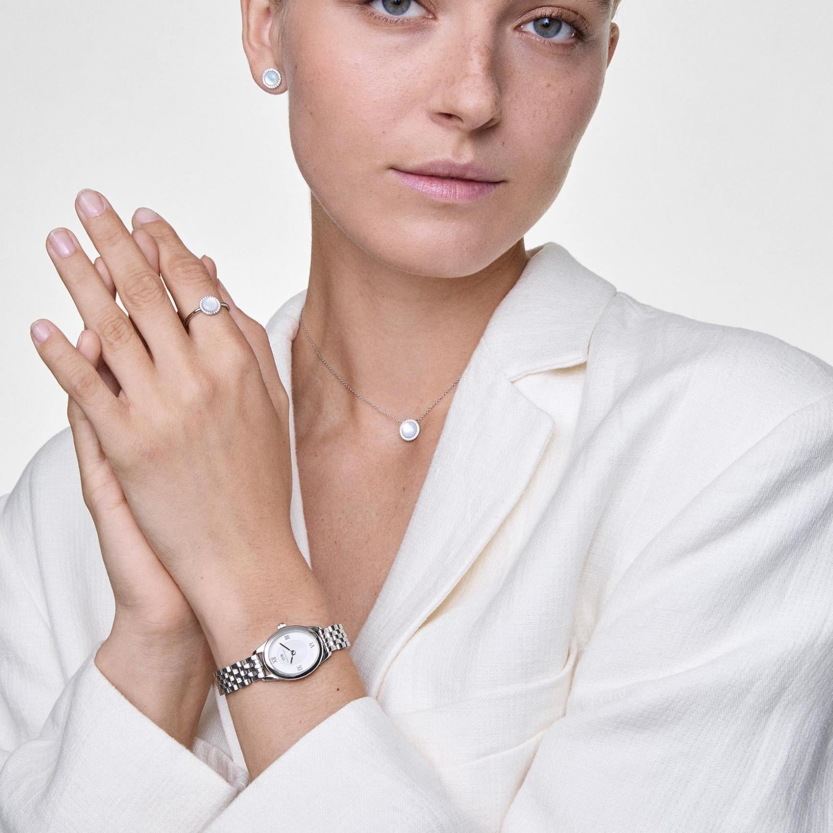 Γυναικείο ρολόι Daniel Wellington Ophelia Mini DW00100808 με ασημί μπρασελέ και λευκό καντράν φορεμένο στον καρπό