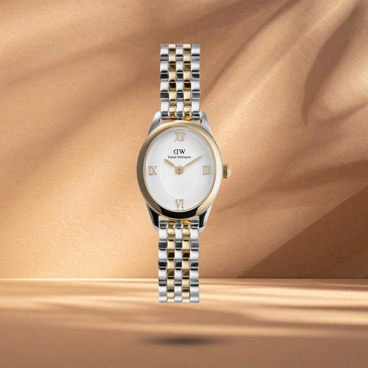 Γυναικείο ρολόι Daniel Wellington Ophelia Mini DW00100811 με δίχρωμο μπρασελέ από ανοξείδωτο ατσάλι σε ασημί και χρυσό χρώμα και λευκό οβάλ καντράν μεγέθους 22.4x25.5mm.