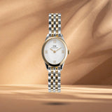 Γυναικείο ρολόι Daniel Wellington Ophelia Mini DW00100811 με δίχρωμο μπρασελέ από ανοξείδωτο ατσάλι σε ασημί και χρυσό χρώμα και λευκό οβάλ καντράν μεγέθους 22.4x25.5mm.