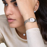 Γυναικείο ρολόι Daniel Wellington Ophelia Mini DW00100811 φορεμένο με δίχρωμο ατσάλινο μπρασελέ σε ασημί και χρυσό χρώμα και λευκό οβάλ καντράν.