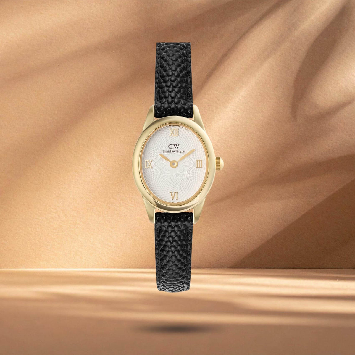 Γυναικείο ρολόι Daniel Wellington Ophelia Mini DW00100890 με μαύρο δερμάτινο λουράκι και οβάλ λευκό καντράν διαμέτρου 22mm.