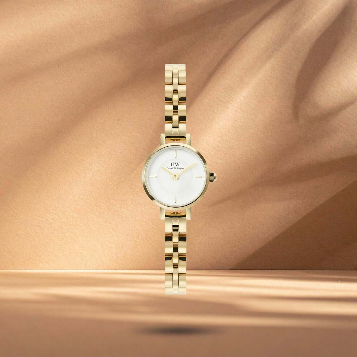 Γυναικείο ρολόι Daniel Wellington Petite Mini Arch DW00100855 με χρυσό μπρασελέ από ανοξείδωτο ατσάλι και λευκό καντράν διαμέτρου 19mm.