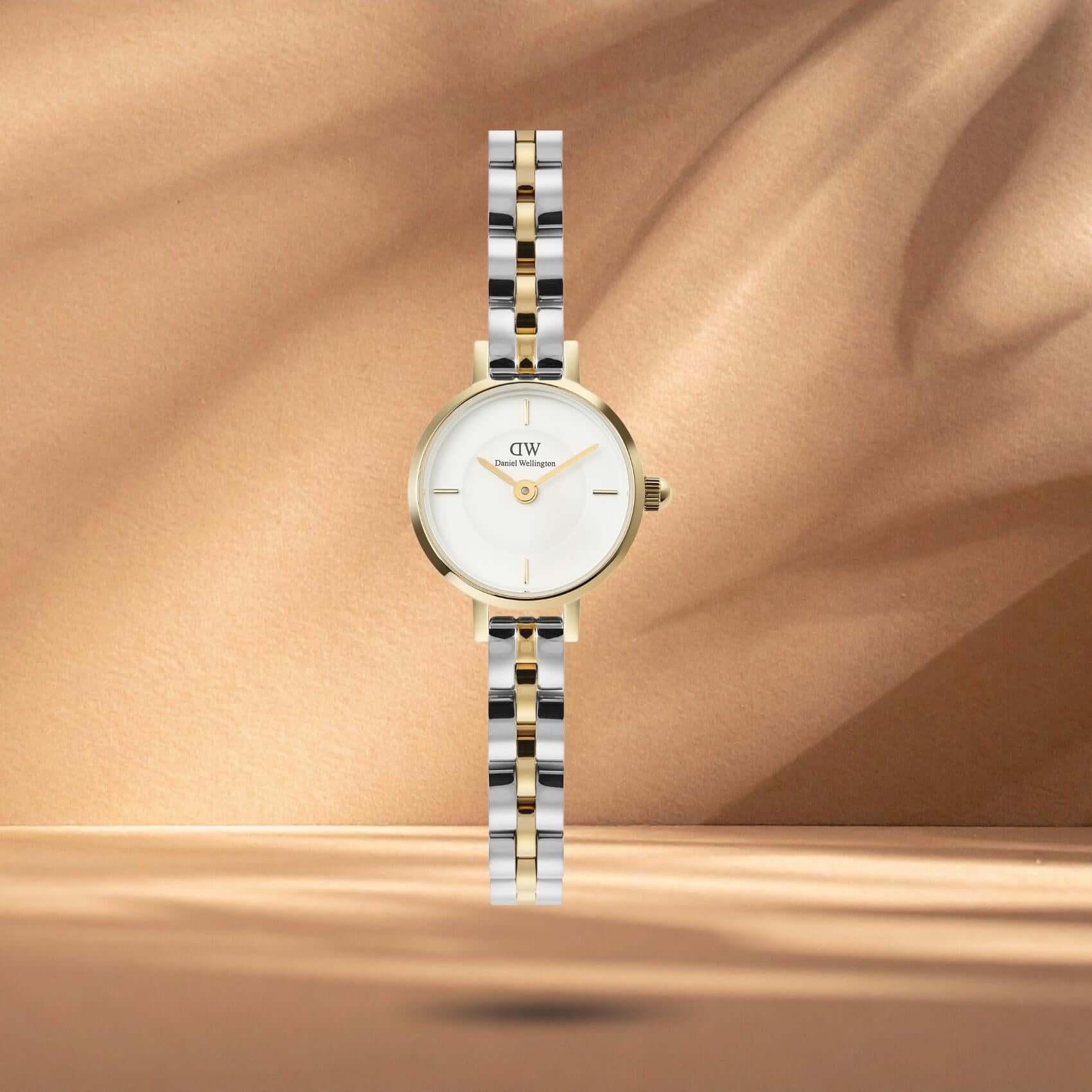 Γυναικείο ρολόι Daniel Wellington Petite Mini DW00100923 με δίχρωμο μπρασελέ σε ασημί-χρυσό χρώμα από ανοξείδωτο ατσάλι, λευκό στρογγυλό καντράν διαμέτρου 19mm και χρυσούς δείκτες.