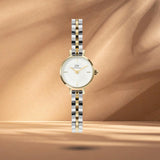 Γυναικείο ρολόι Daniel Wellington Petite Mini DW00100923 με δίχρωμο μπρασελέ σε ασημί-χρυσό χρώμα από ανοξείδωτο ατσάλι, λευκό στρογγυλό καντράν διαμέτρου 19mm και χρυσούς δείκτες.