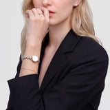 Γυναικείο ρολόι Daniel Wellington Petite Mini DW00100923 φορεμένο με δίχρωμο ατσάλινο μπρασελέ σε ασημί-χρυσό χρώμα, λευκό στρογγυλό καντράν και χρυσούς δείκτες.