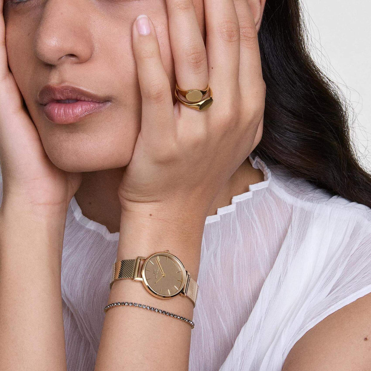 Γυναικείο ρολόι Daniel Wellington Petite Reflection Gold DW00100797 φορεμένο με χρυσό ατσάλινο μπρασελέ και χρυσό καντράν.