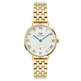 Γυναικείο ρολόι Daniel Wellington Petite Roman Numerals DW00100857 με χρυσό μπρασελέ από ανοξείδωτο ατσάλι και λευκό καντράν διαμέτρου 28mm με μπλε δείκτες.