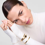 Γυναικείο ρολόι Daniel Wellington Quadro Mini Arch DW00100851 φορεμένο, με χρυσό ατσάλινο μπρασελέ και μαύρο καντράν.