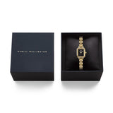 Γυναικείο ρολόι Daniel Wellington Quadro Mini Arch DW00100851 φορεμένο, με χρυσό ατσάλινο μπρασελέ και μαύρο καντράν.