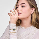 Γυναικείο ρολόι Daniel Wellington Quadro Mini Arch DW00100852 φορεμένο, με χρυσό ατσάλινο μπρασελέ και πράσινο σμαραγδί καντράν.