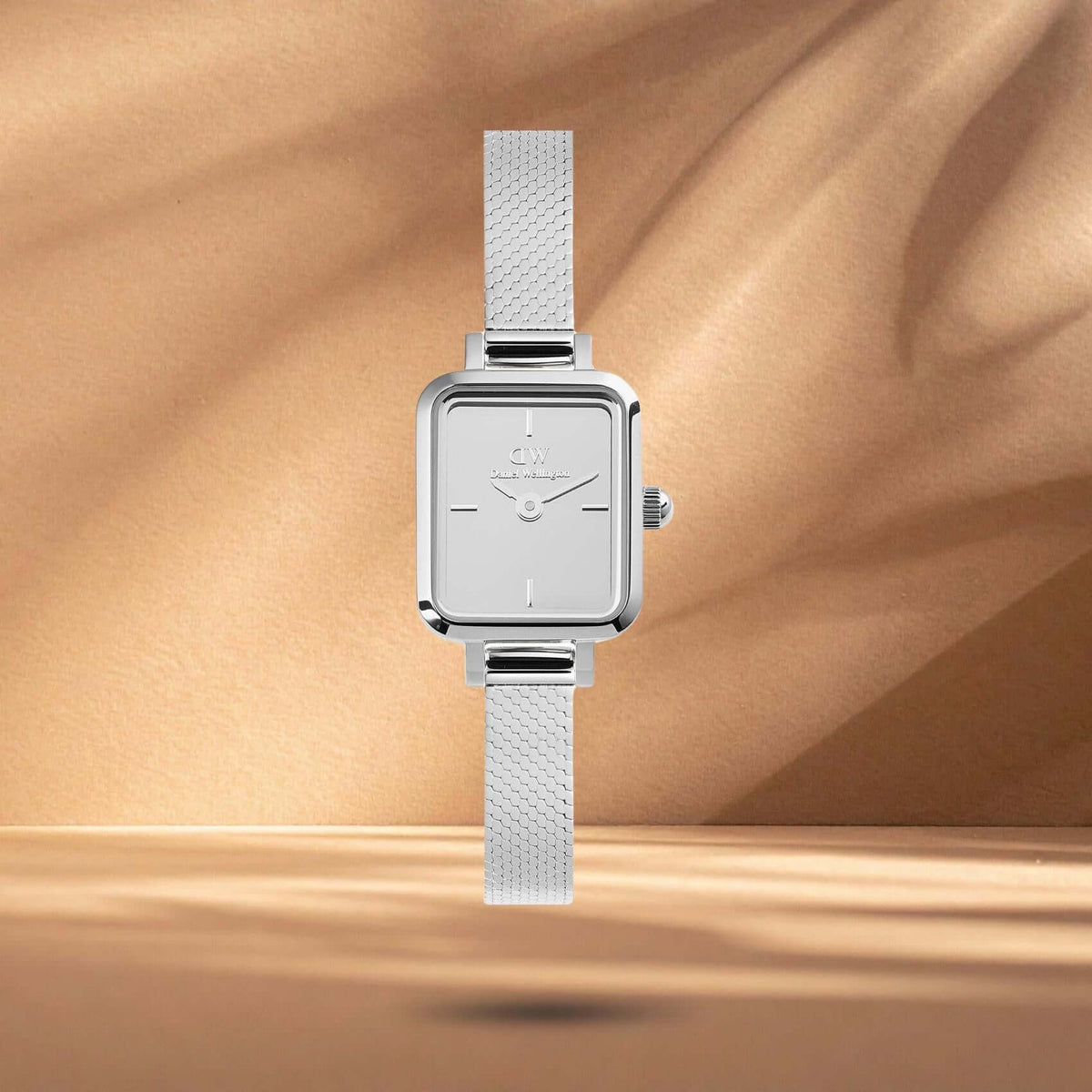 Γυναικείο ρολόι Daniel Wellington Quadro Mini Reflection DW00100800 με ασημί ατσάλινο μπρασελέ και ασημί τετράγωνο καντράν διαμέτρου 15.4x18.2mm.