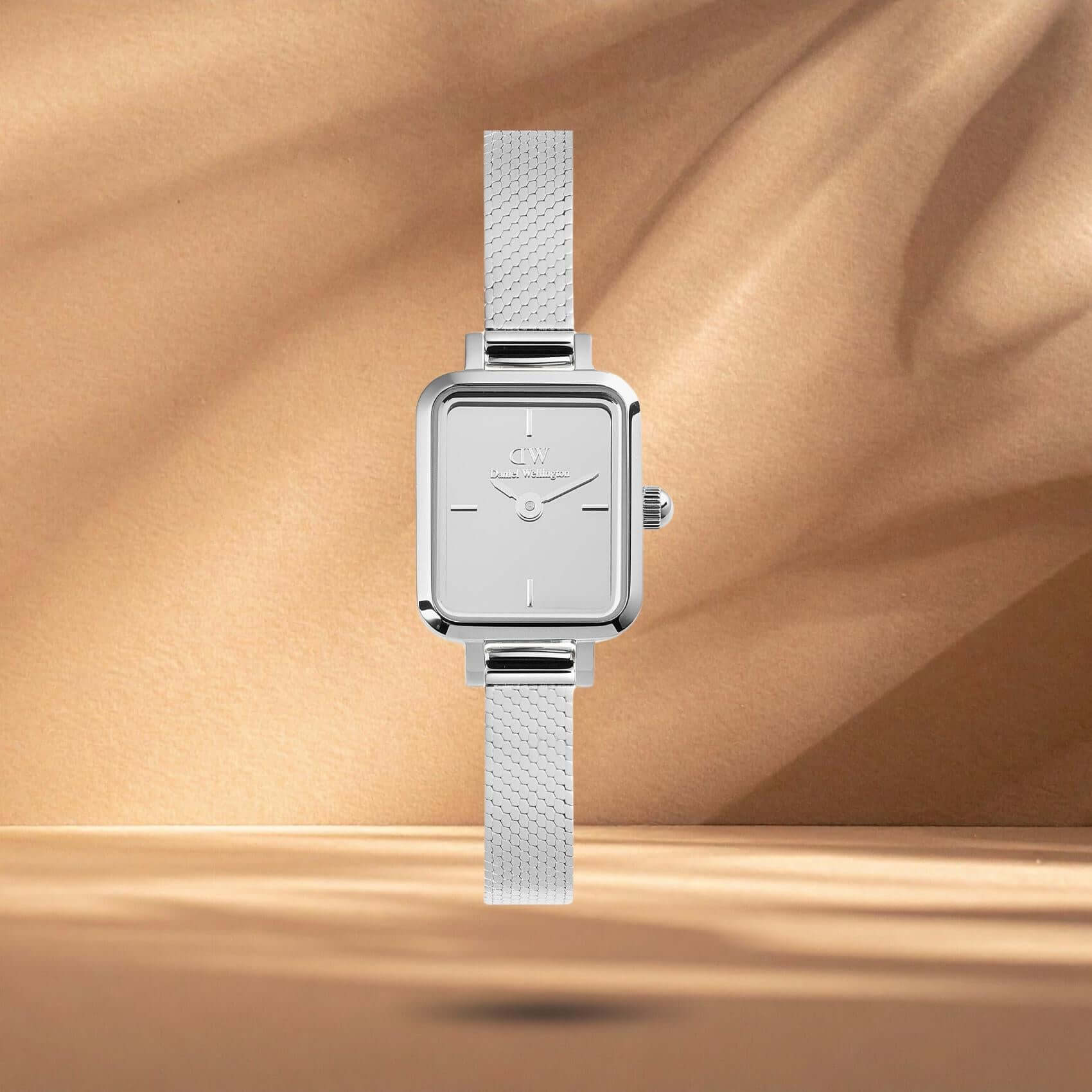 Γυναικείο ρολόι Daniel Wellington Quadro Mini Reflection DW00100800 με ασημί ατσάλινο μπρασελέ και ασημί τετράγωνο καντράν διαμέτρου 15.4x18.2mm.