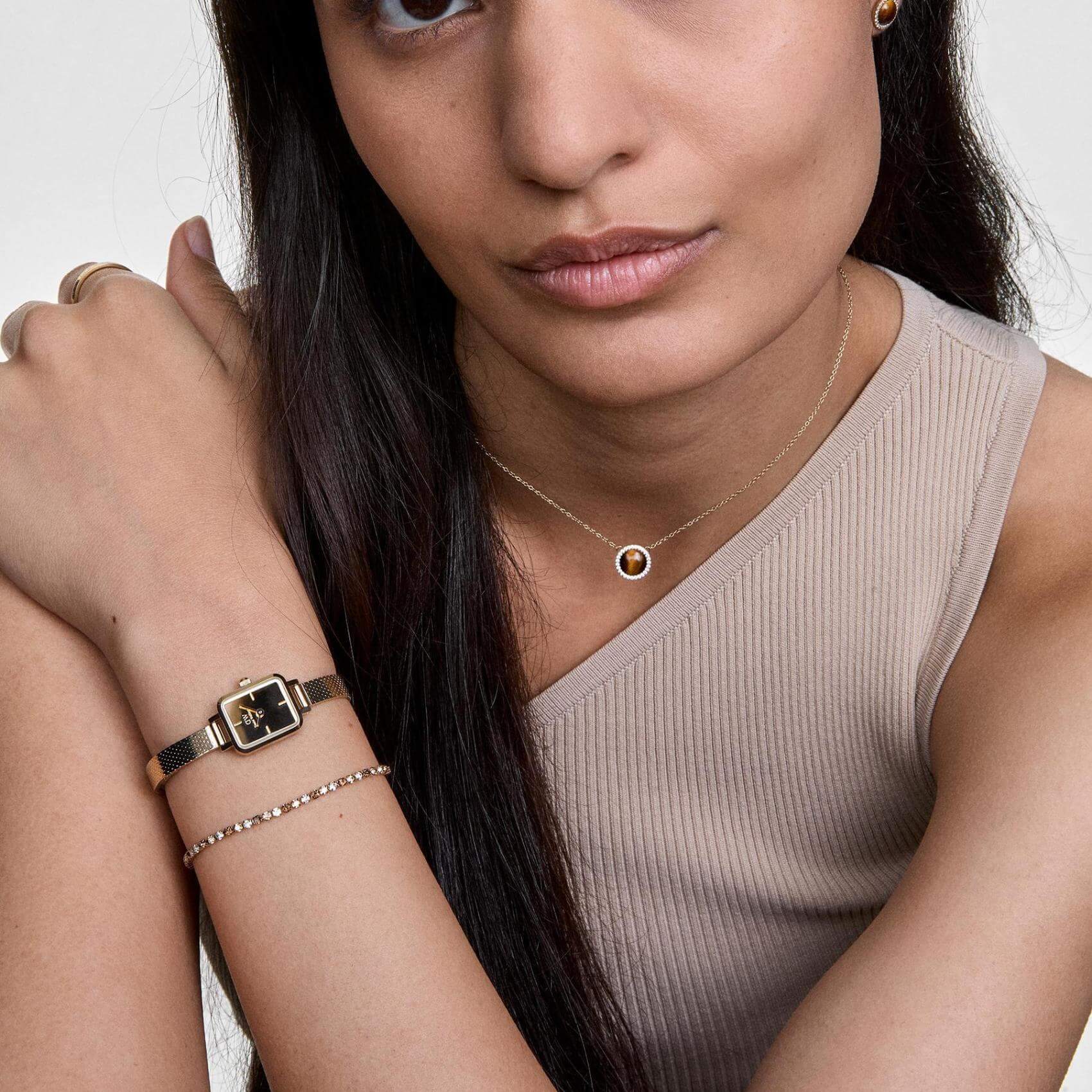 Γυναικείο ρολόι Daniel Wellington Quadro Mini Reflection DW00100801 με χρυσό ατσάλινο μπρασελέ και χρυσό τετράγωνο καντράν διαμέτρου 15.4x18.2mm.