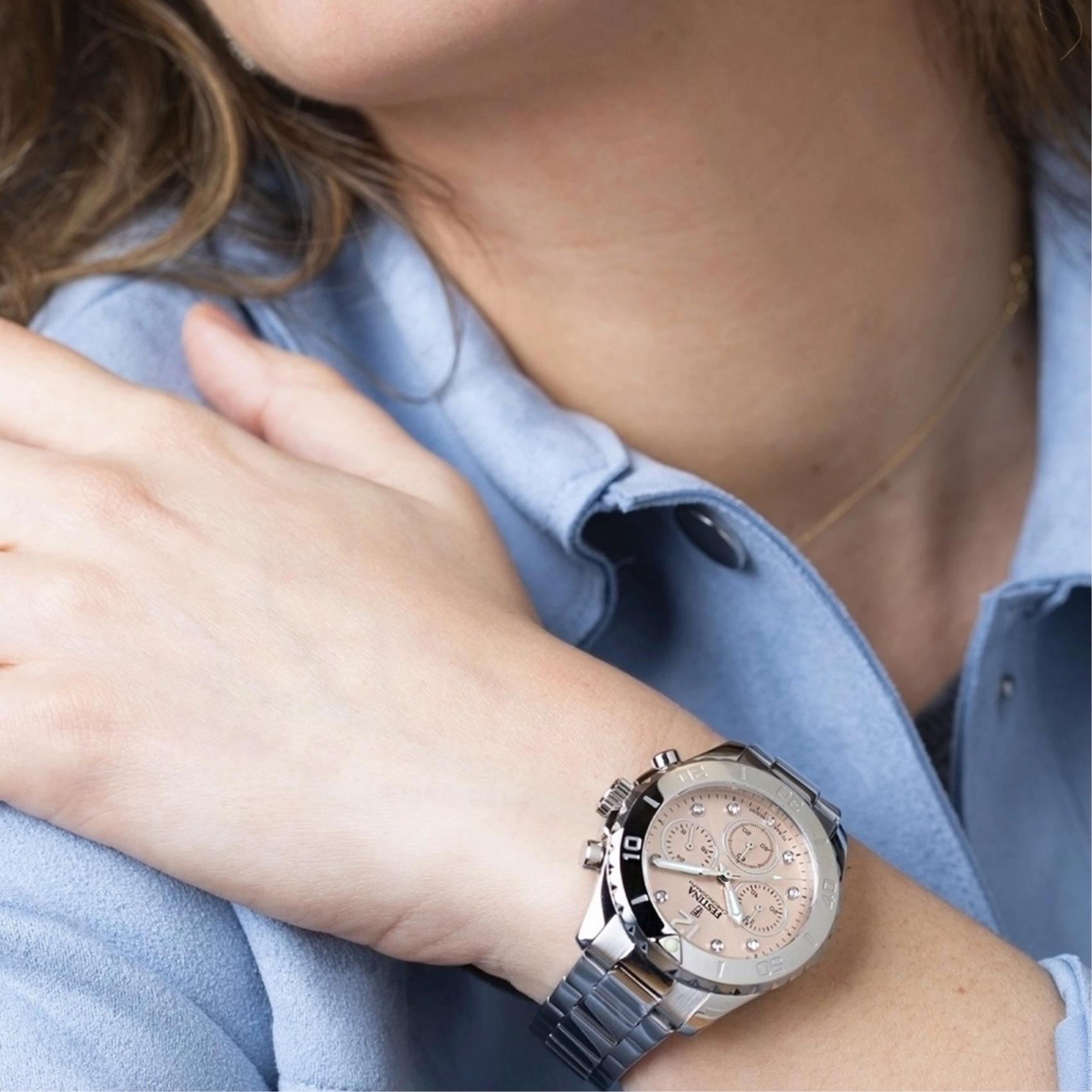 Γυναικείο ρολόι Festina Boyfriend F20603/7 με ασημί μπρασελέ και ροζ καντράν φορεμένο στον καρπό