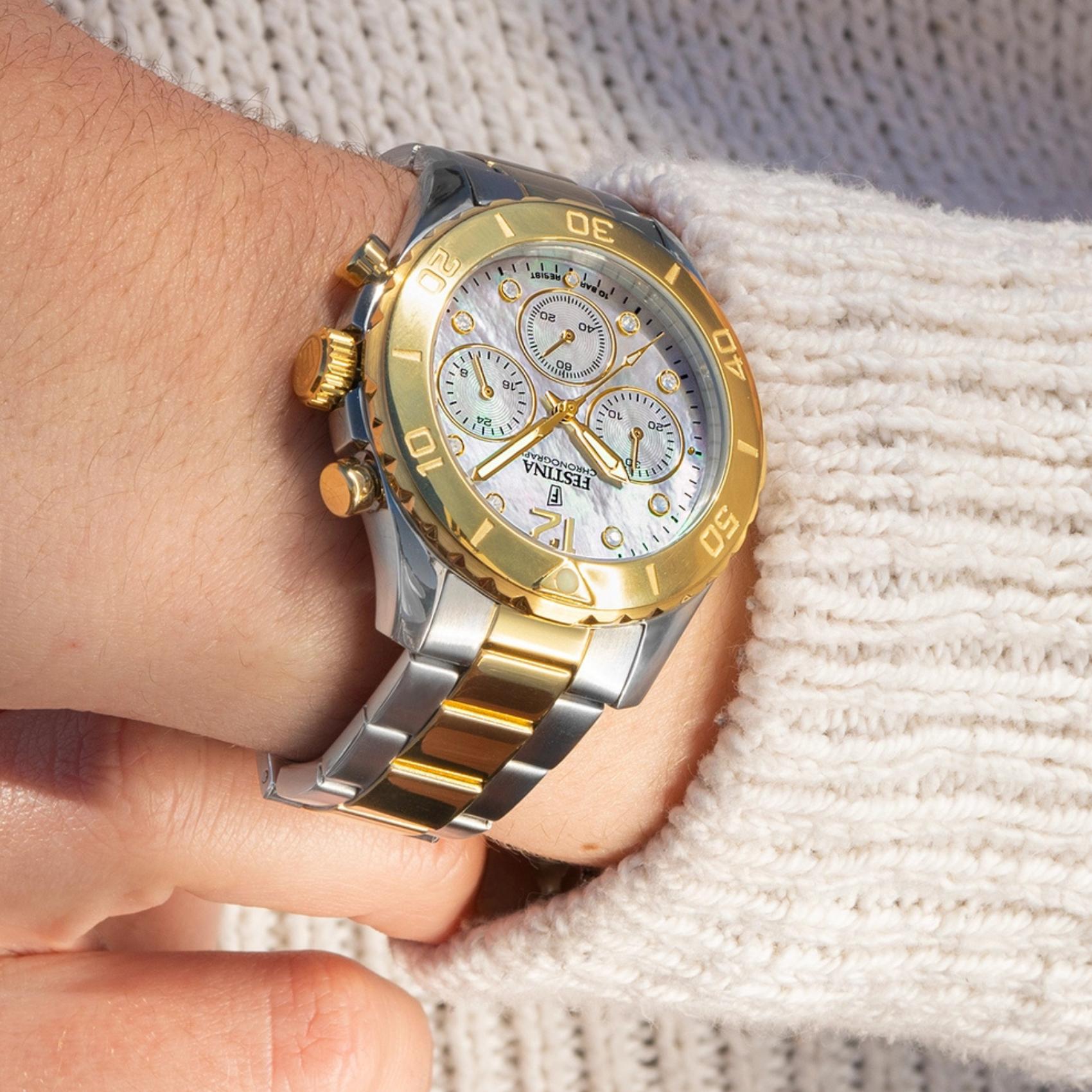 Γυναικείο ρολόι Festina Boyfriend F20604/1 με ασημί-χρυσό μπρασελέ και λευκό φίλντισι καντράν φορεμένο στον καρπό
