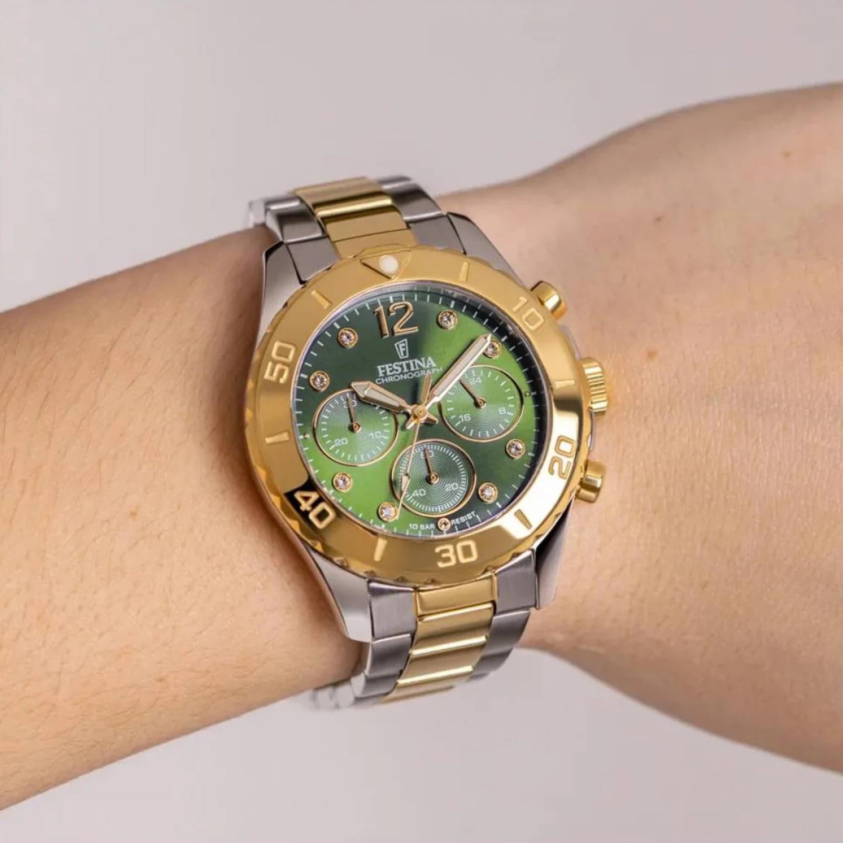 Γυναικείο ρολόι Festina Boyfriend F20604/2 με ασημί-χρυσό μπρασελέ και πράσινο καντράν φορεμένο στον καρπό