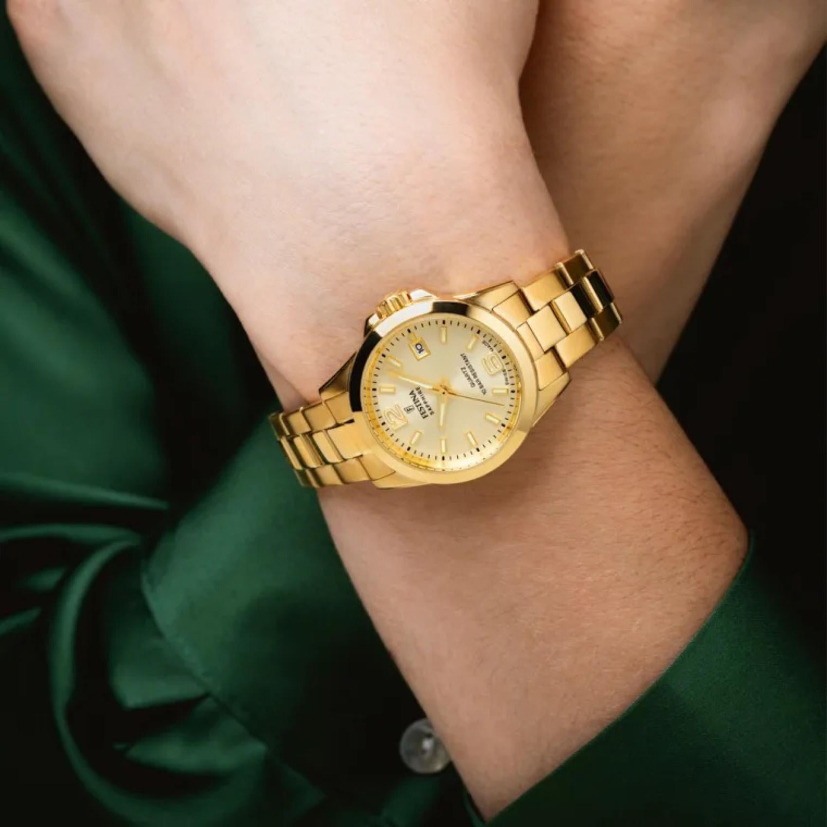 Γυναικείο ρολόι Festina Classics F20050/2 με χρυσό μπρασελέ και χρυσό καντράν φορεμένο στον καρπό
