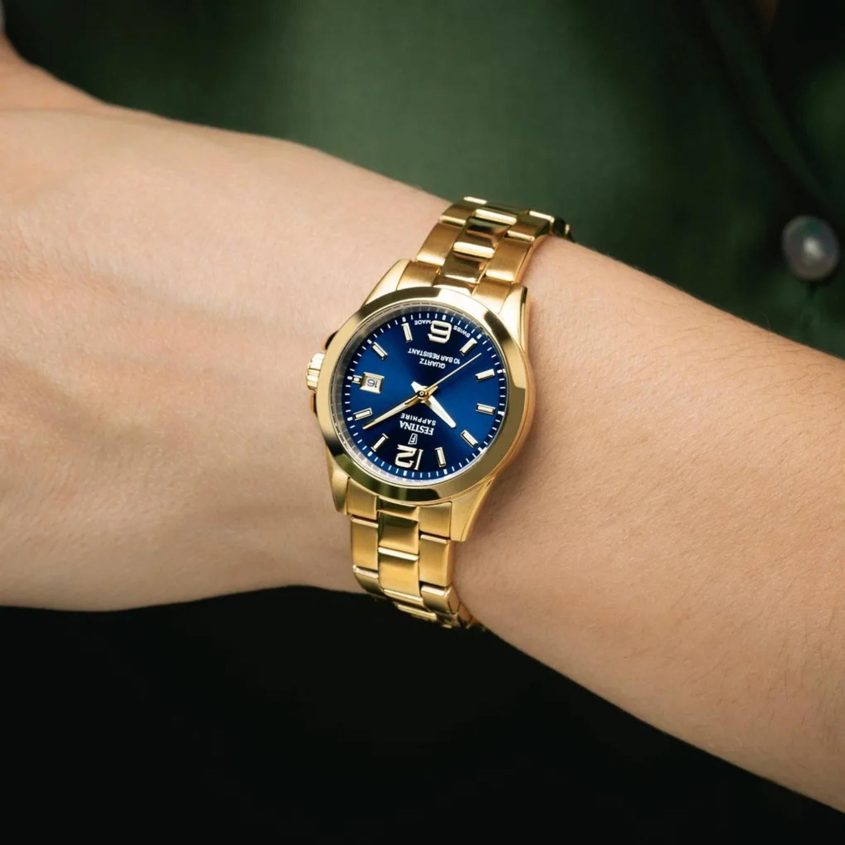 Γυναικείο ρολόι Festina Classics F20050/3 με χρυσό μπρασελέ και μπλε καντράν φορεμένο στον καρπό