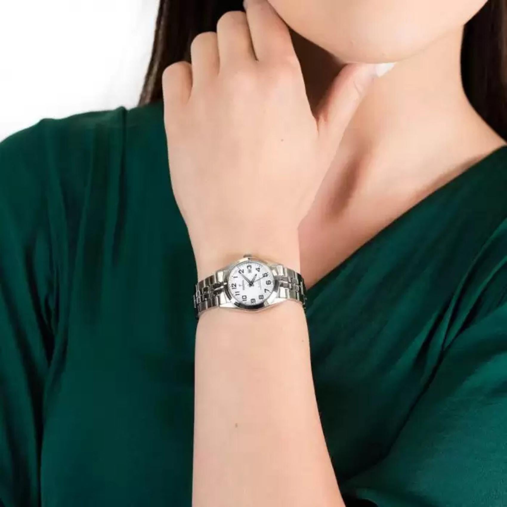 Γυναικείο ρολόι Festina Classics F20438/1 με ασημί μπρασελέ και λευκό καντράν φορεμένο στον καρπό