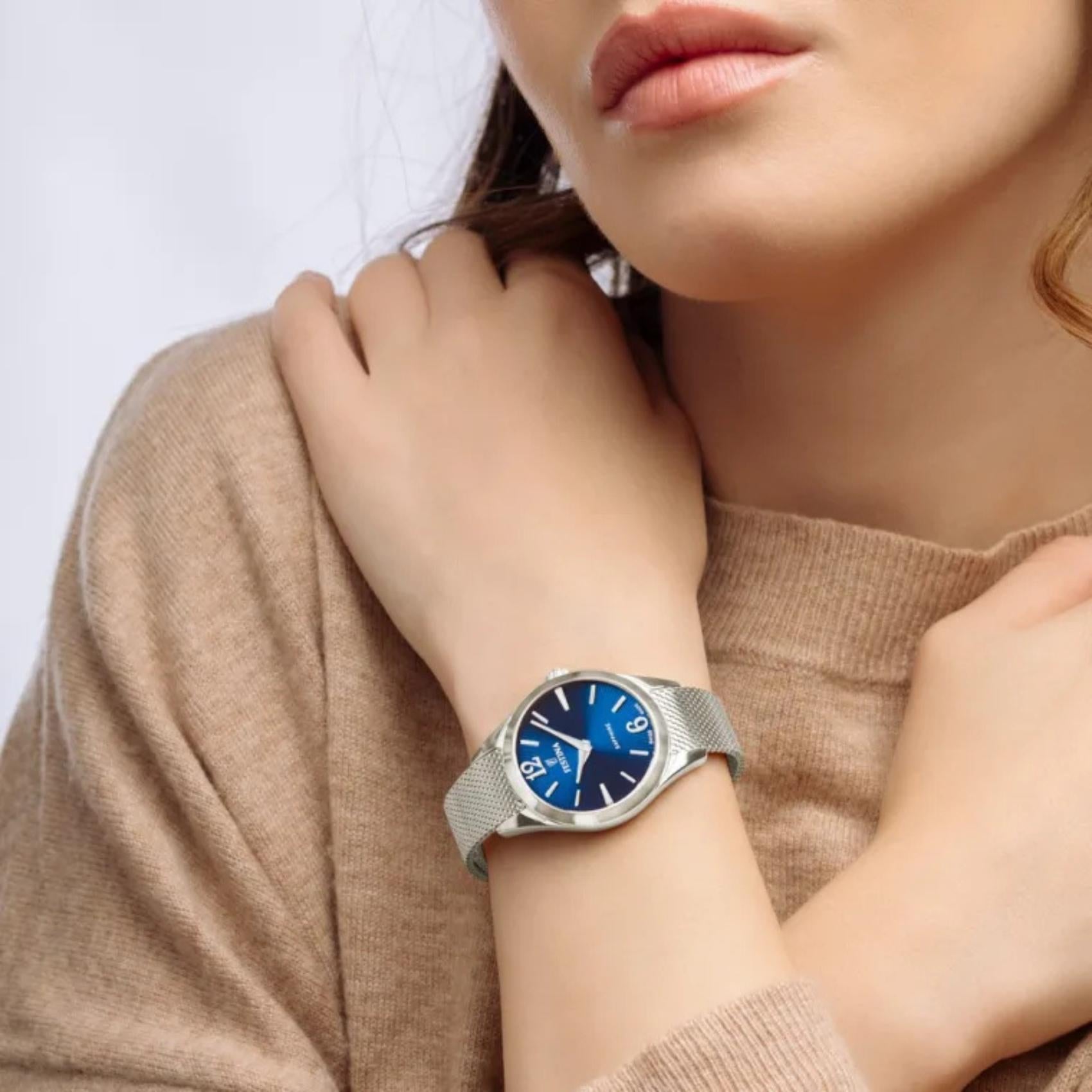 Γυναικείο ρολόι Festina Grace F20076/3 με ασημί μπρασελέ και μπλε καντράν φορεμένο στον καρπό