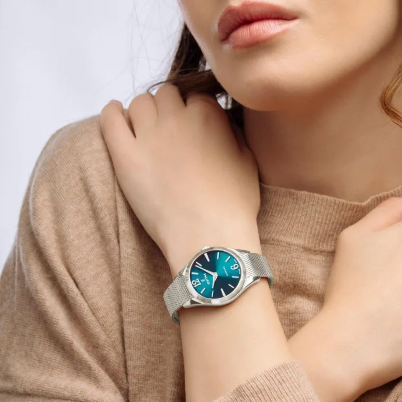 Γυναικείο ρολόι Festina Grace F20076/4 με ασημί μπρασελέ και πράσινο καντράν φορεμένο στον καρπό