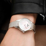 Γυναικείο ρολόι Festina Mademoiselle F20494/4 με ατσάλινο μπρασελέ, λευκό φίλντισι καντράν με ζιργκόν και ασημί δείκτες, φορεμένο.