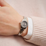 Ρολόι Gant Fairhaven Bijou G194101 με ασημί ατσάλινο ατσάλινο μπρασελέ και γκρι καντράν διαμέτρου 22mm διακοσμημένο με ζιργκόν, φορεμένο.