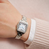 Μοντέλο φορά το γυναικείο ρολόι Gant Seneca Bijou G193101 με ασημί μπρασελέ και λευκό τετράγωνο καντράν, αναδεικνύοντας το κομψό και διαχρονικό design του