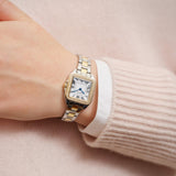 Μοντέλο φορά το γυναικείο ρολόι Gant Seneca Bijou G193102 με δίχρωμο μπρασελέ και λευκό τετράγωνο καντράν, αναδεικνύοντας το κομψό και λαμπερό design του