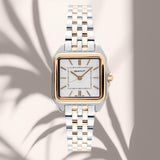 Φωτογραφία του γυναικείου ρολογιού Gant Seneca MID 5 G206002 με δίχρωμο μπρασελέ και λευκό τετράγωνο καντράν, αναδεικνύοντας την κομψότητα και τη minimal αισθητική του