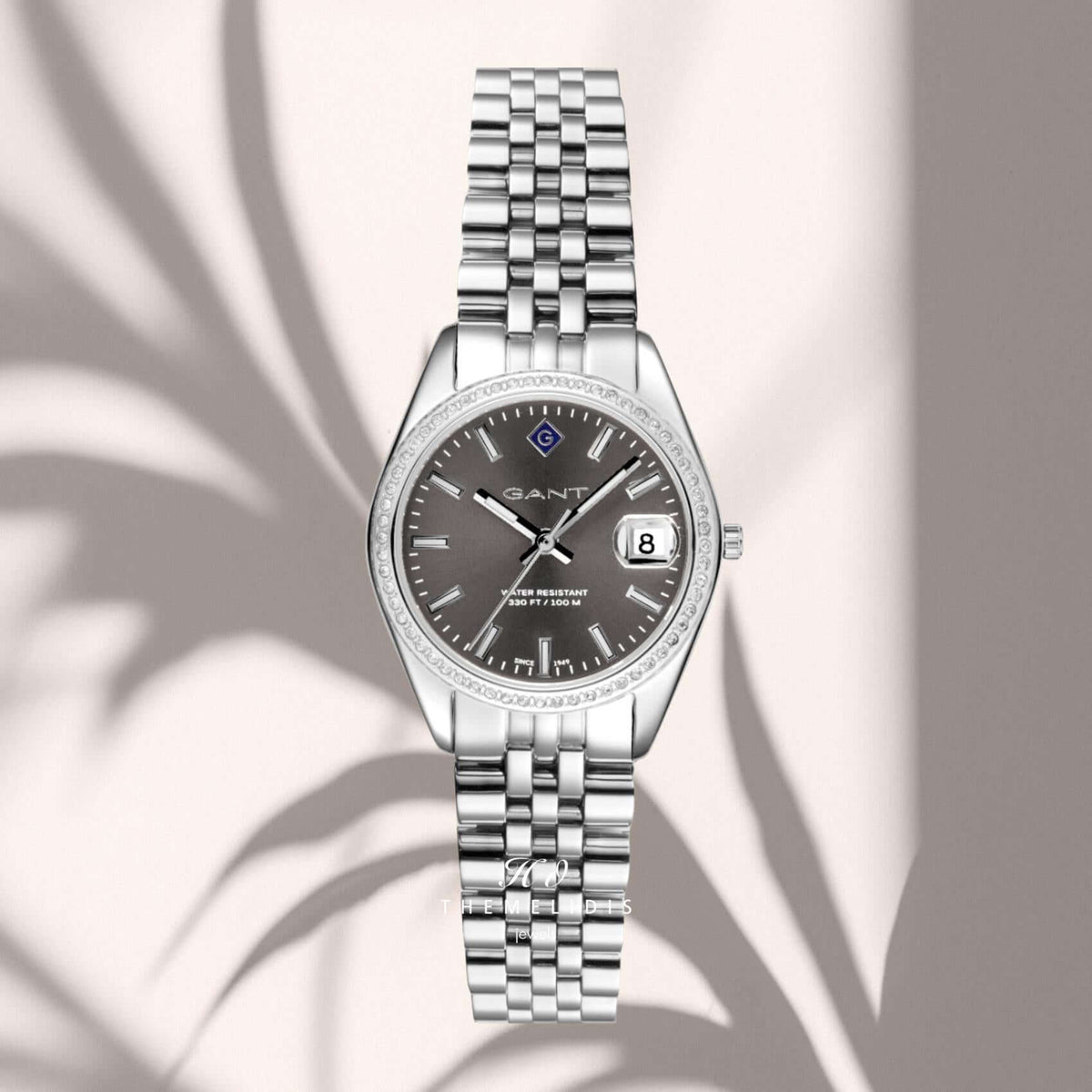 Γυναικείο ρολόι Gant Sussex Mini Bijou G181101 με ασημί μπρασελέ και γκρι καντράν 28mm με ζιργκόν, σε μπεζ φόντο.