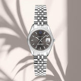 Γυναικείο ρολόι Gant Sussex Mini Bijou G181101 με ασημί μπρασελέ και γκρι καντράν 28mm με ζιργκόν, σε μπεζ φόντο.