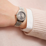 Γυναικείο ρολόι Gant Sussex Mini Bijou G181101 με ασημί μπρασελέ και γκρι καντράν 28mm με ζιργκόν, φορεμένο.